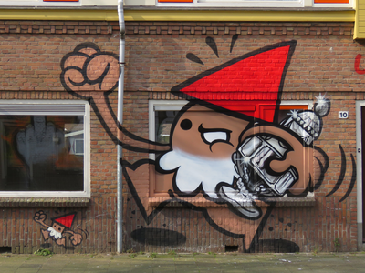 829462 Afbeelding van graffiti met rennende Utrechtse kabouters (KBTR), waarvan de grote de KNVB-voetbalbeker onder de ...